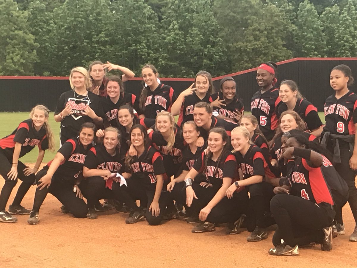 BRobMSCTE's tweet photo. @goarrowsoftball moves on to Round 2 of the playoffs after Chelsea Waddell’s walk off double. Way to go ladies!!! #AsAlwaysGoArrows https://t.co/WjJkPdRHUQ