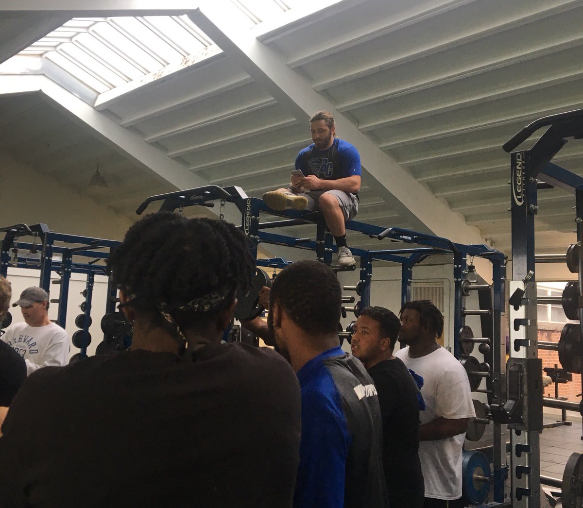 coachdynoDFO's tweet photo. Offense vs. Defense in the weight room to end a spring ball draw 🏈. “They are jammed packed to the rafters! It is a happening! Listen to that ovation!” @ModernMonsoon @ModernDayBody https://t.co/ipgAbLbsRK