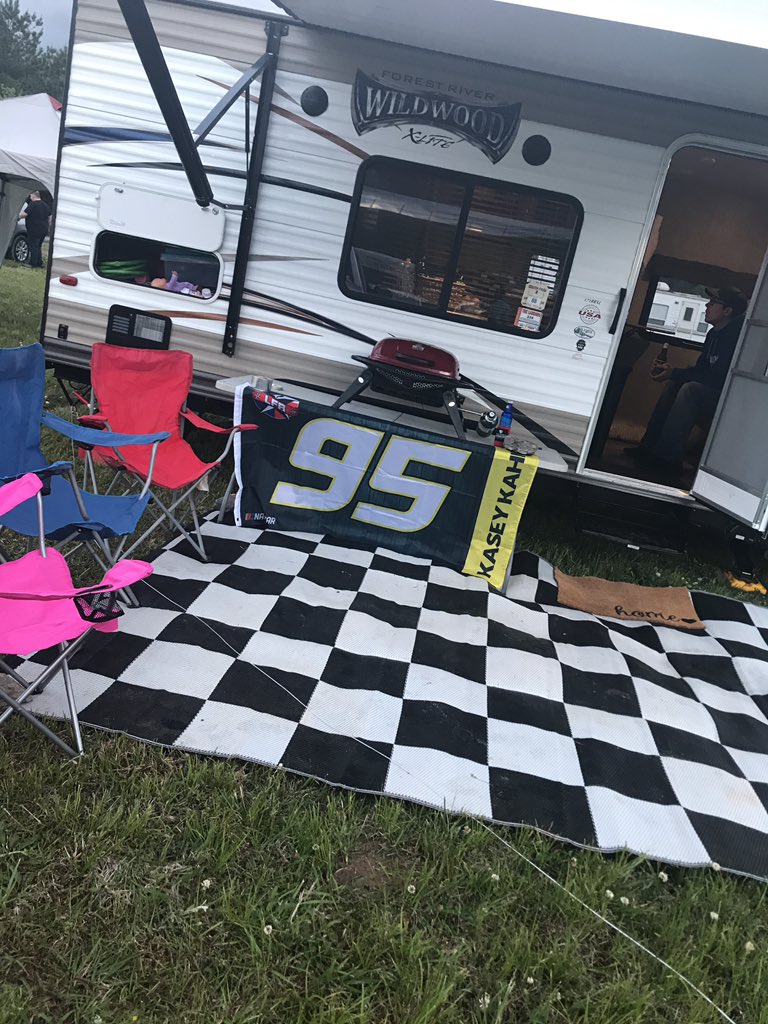 onna_leonard's tweet photo. Anyone have a suggestion for how to make a flag pole... #NASCAR #newflag #ninefive @LFR95 @kaseykahne @JON_McLEONARD https://t.co/674TgKZKvP