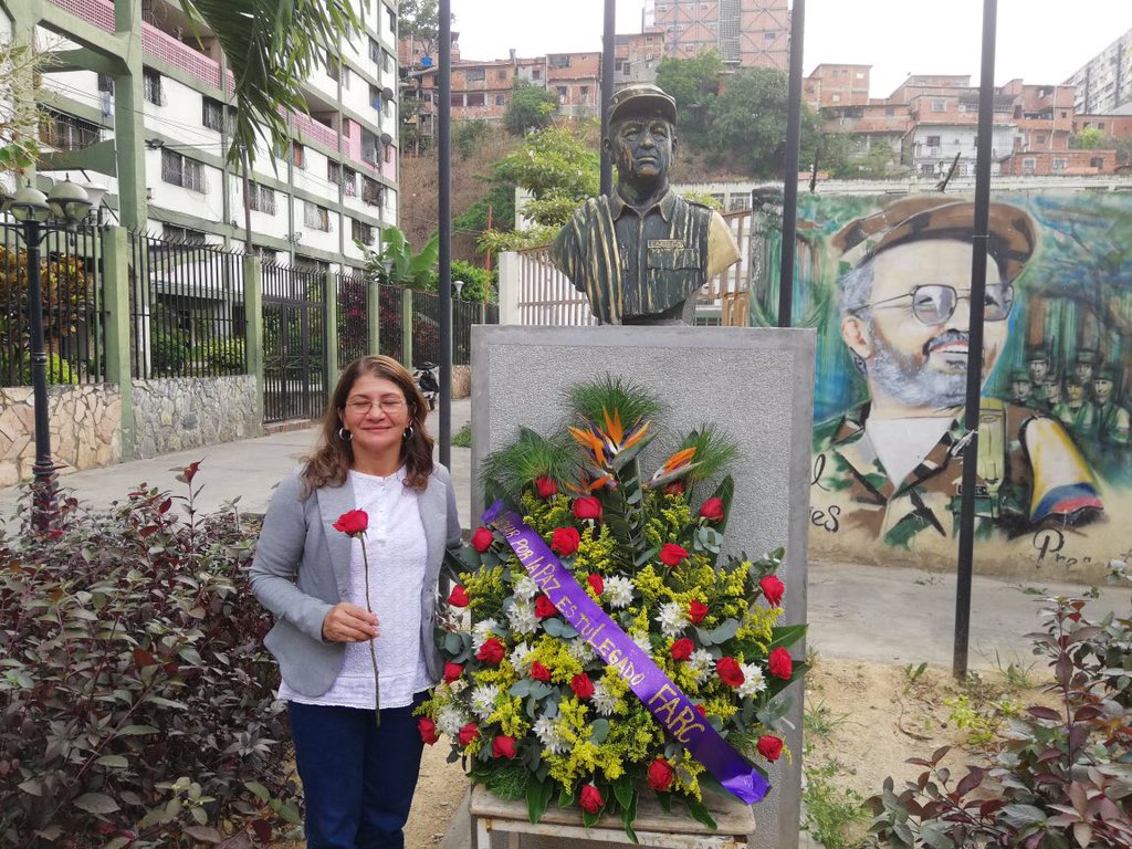 SandraComunes's tweet photo. En nuestra visita a #Venezuela hoy estuvimos en la Plaza Marulanda, conociendo el gran esfuerzo que ha hecho la comunidad por mantener este lugar representativo para toda nuestra militancia. ¡Seguimos en resistencia a pesar de las dificultades! https://t.co/s68lBTsa3g