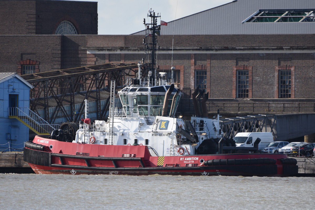 GravesendInPics's tweet photo. @kotugsmit #SDShark #SDDolphin  &amp; #RTAmbition at #Tilbury https://t.co/IqvAv2qzV6