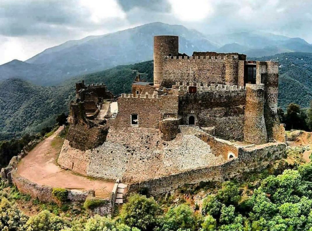 Castell de Montsoriu tweet media