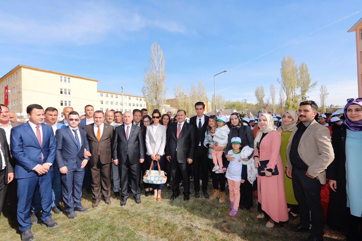VeyselEroglu's tweet photo. ‘Okullar Yeşille Hayat Bulsun’ projesi kapsamında Muş Malazgirt Alparslan Kız Anadolu İmamhatip Lisesinde öğrencilerimizle fidan dikimi gerçekleştirdik. 🌳🌲 https://t.co/3hrbmWNTzc
