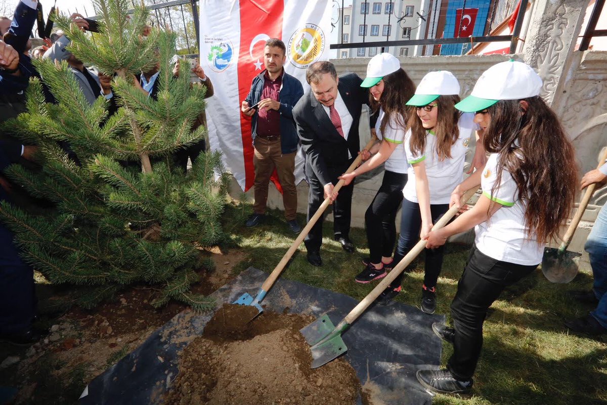 VeyselEroglu's tweet photo. ‘Okullar Yeşille Hayat Bulsun’ projesi kapsamında Muş Malazgirt Alparslan Kız Anadolu İmamhatip Lisesinde öğrencilerimizle fidan dikimi gerçekleştirdik. 🌳🌲 https://t.co/3hrbmWNTzc