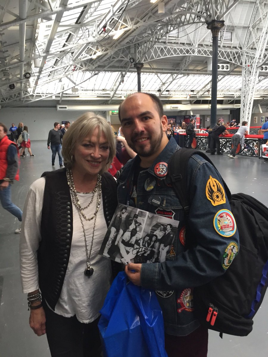 octavio_kolar's tweet photo. Happy #alienday with #tomskerritt and #veronicacartwright  #lfcc2017  #dallas #lambert #scifimovies #alientheeightpassenger #1979 #ridleyscott @Showmasters https://t.co/tm3qp0YzX9