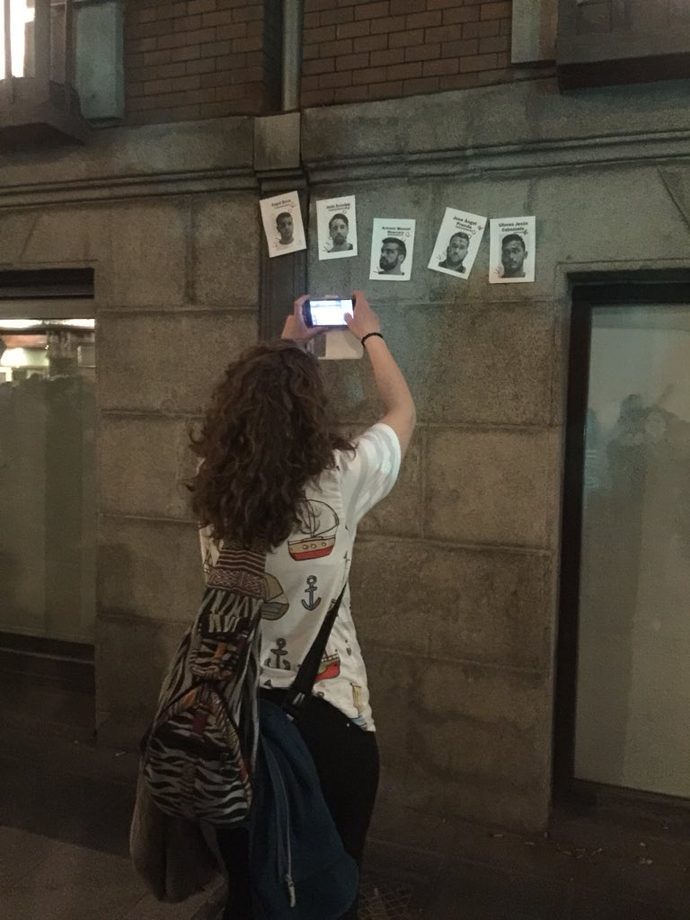 MartaNebot's tweet photo. Fotos pegadas cerca del Congreso #ContralaManada https://t.co/Fri8ueFS7d