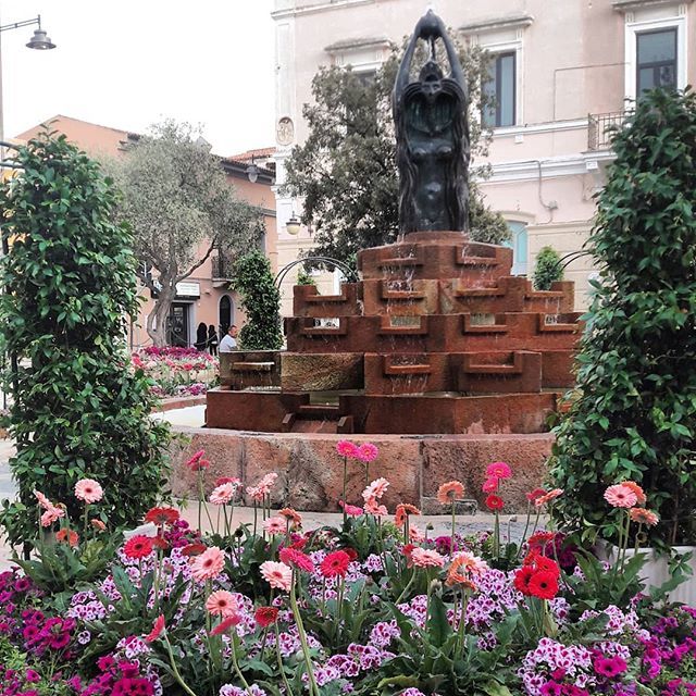 unsardoingiro's tweet photo. Che spettacolo #OlbiainFiore!
Poteva macare un giro per le vie del centro così decorato? 🌻🌼🏵🌺🌸🌷🌻🌺 Certo che no!
.
#unsardoingiro #olbia #olbiait #olbiacity #olbiainfiore2018 #olbiatempio #gallura #discovernorthsardinia #spring4igers #springinsard… https://t.co/CktkF3anKJ https://t.co/iLh7njxLOV
