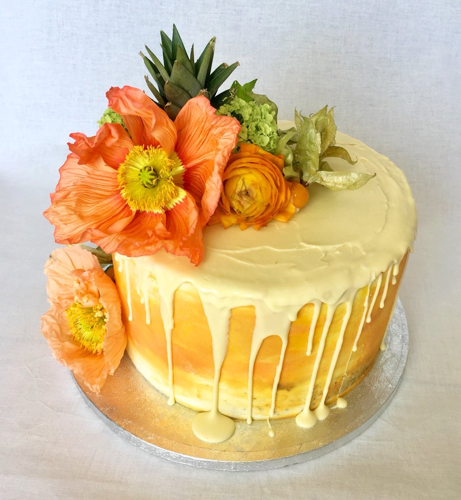 LaylaPegadoCake's tweet image. Calling Spring! A birthday cake with an extra light vanilla sponge and vanilla bean white chocolate, milk chocolate and dark chocolate ganache fillings. 🌸🌼🌸#birthdaycake #springcake #freshflowercake #bristolcakes #drippingcake #specialday #personalised #bestingredients