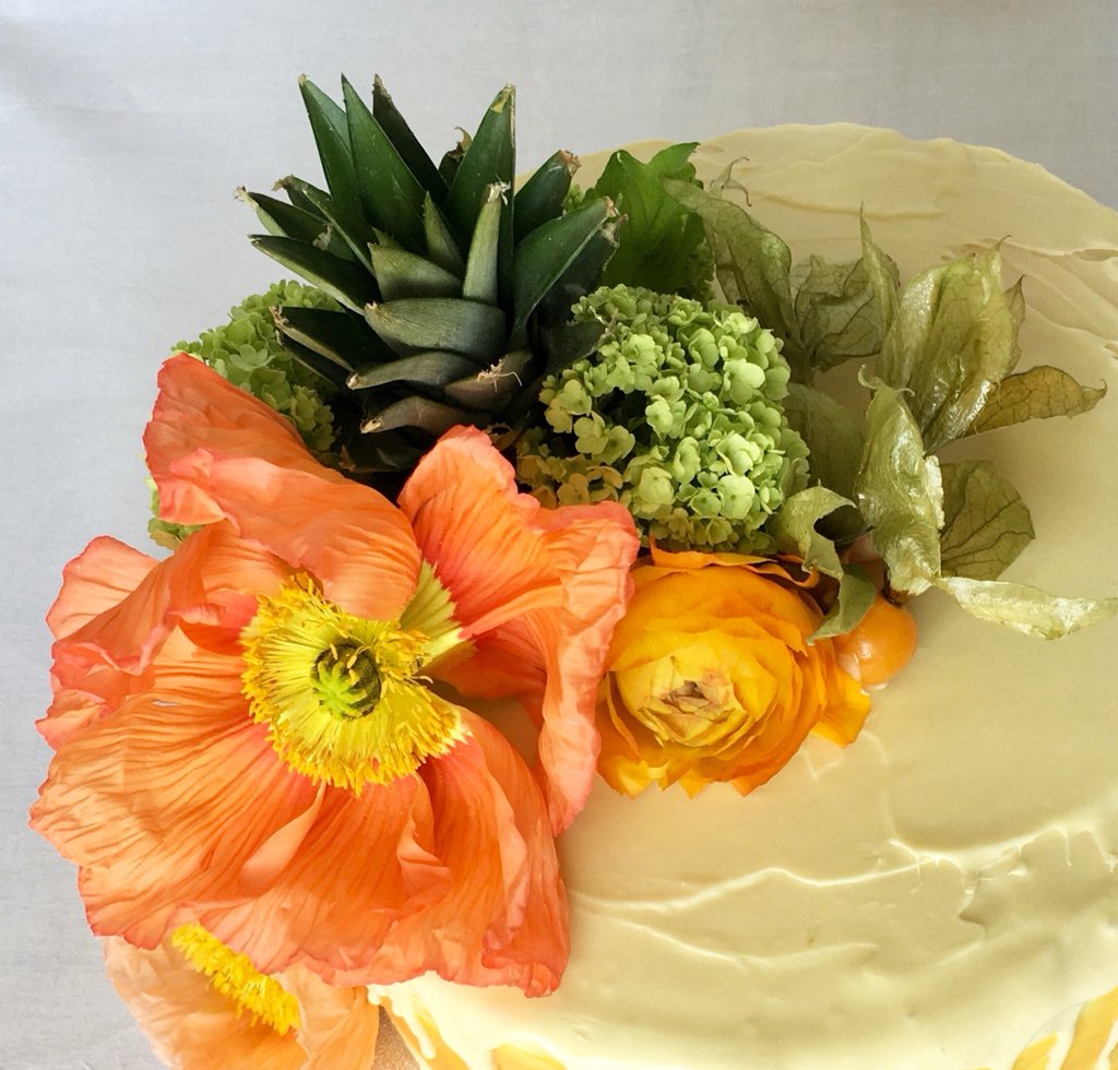 LaylaPegadoCake's tweet image. Calling Spring! A birthday cake with an extra light vanilla sponge and vanilla bean white chocolate, milk chocolate and dark chocolate ganache fillings. 🌸🌼🌸#birthdaycake #springcake #freshflowercake #bristolcakes #drippingcake #specialday #personalised #bestingredients