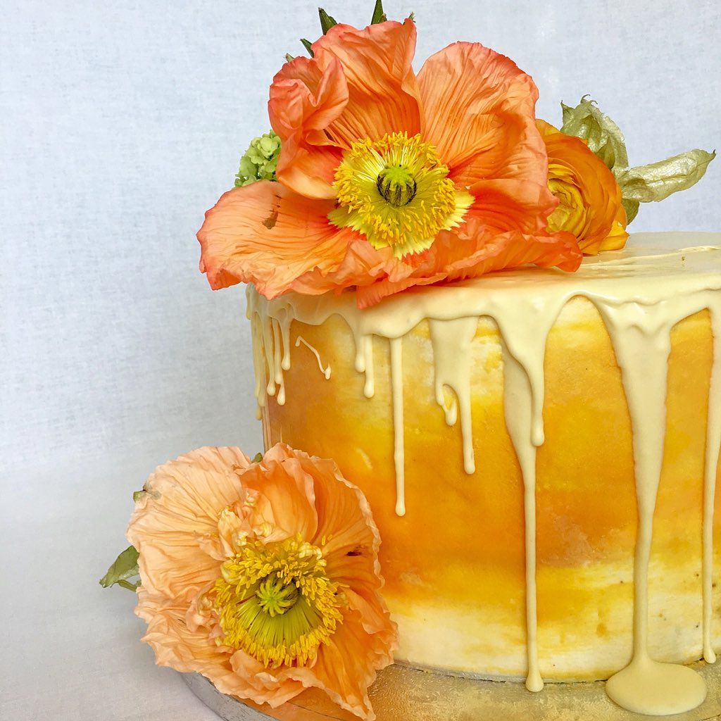 LaylaPegadoCake's tweet image. Calling Spring! A birthday cake with an extra light vanilla sponge and vanilla bean white chocolate, milk chocolate and dark chocolate ganache fillings. 🌸🌼🌸#birthdaycake #springcake #freshflowercake #bristolcakes #drippingcake #specialday #personalised #bestingredients