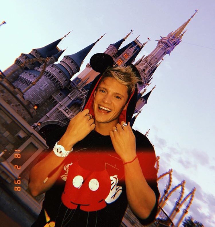 serranoxiurchuk's tweet photo. FELIZ CUMPLE LIOOOO🎂💕 QUE PASES SÚPER LINDOOO🎉🎈 SOS UN NENE TODAVIAAA YO SE QUE SII AHRE😭 TE ESPERO DEVUELTA EN PARAGUAY🇵🇾❤️ TE QUIERO MUCHISIMOOO❤️❤️❤️ @lionelferro https://t.co/2jk7BkHLpt