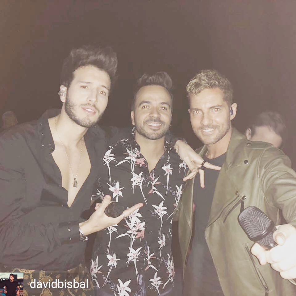 bisbalfanclubpa's tweet image. Buenas y lluviosas Tardes querida @KerubeD @estereoazulfm. Feliz Jueves de #tbt #bluequeen👑💙. Nos complaces con #APartirDeHoy de @davidbisbal y @SebastianYatra; quienes hoy por primera vez cantaran juntos y en vivo el tema en los @LatinBillboards 😆. Que emoción!!!