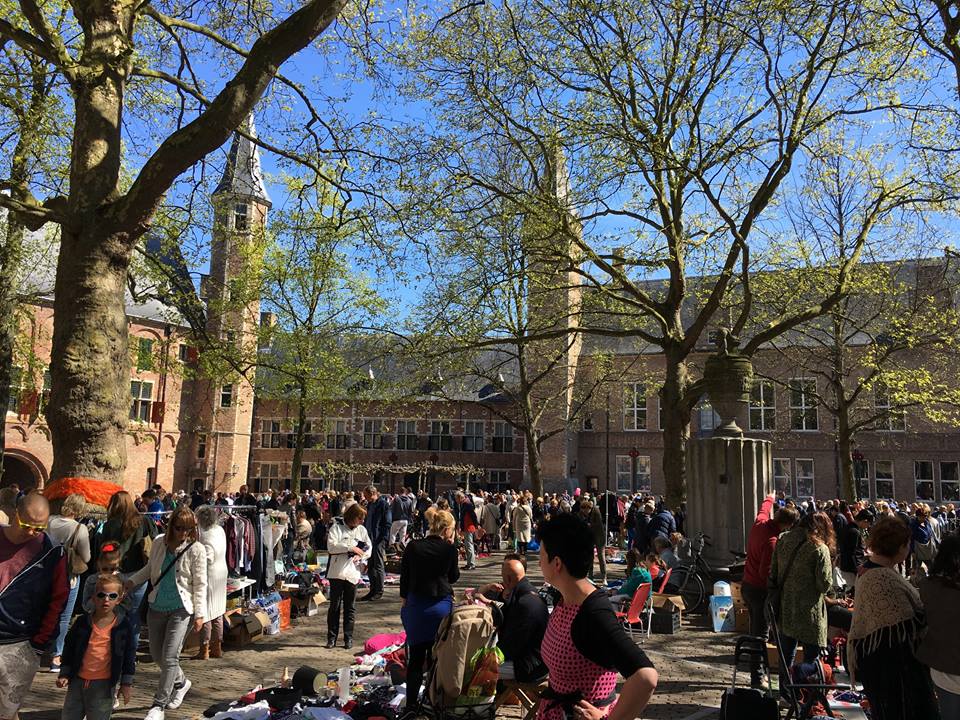 semiddelburg's tweet photo. Op zaterdag 5 mei aanstaande is het weer tijd voor de Kinderkleedjes-Vrijmarkt op het Abdijplein in Middelburg. Van 07.30 uur tot 16.00 uur kan je opzoek naar de beste koopjes. Voor meer informatie: https://t.co/OpyqtuRSJf … #middelburg #Bevrijdingsdag #Kleedjesmarkt #Abdijplei7 https://t.co/W3WHceSh5r