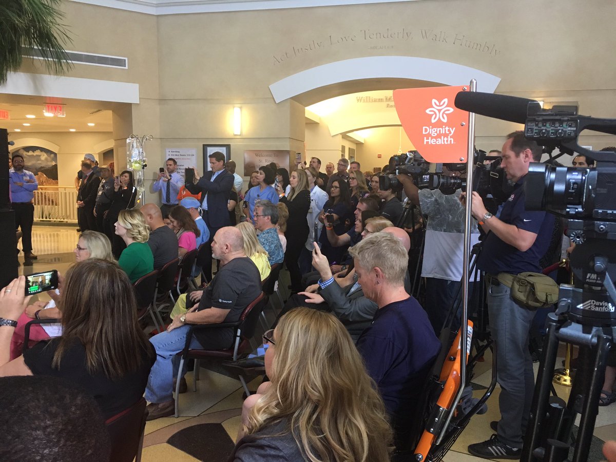 StaceEscalante's tweet photo. Jewel performing for patients @ St. Rose San Martin#hellohumankindness#dignityhealth https://t.co/acalixsi4X