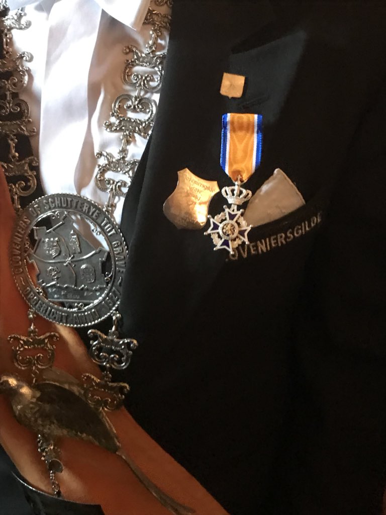 Johnbeee's tweet photo. Trots op mn broertje .:. Leo va nu ridder in de orde van oranje #ridderindeordevanoranje https://t.co/FVOv9XeXKk