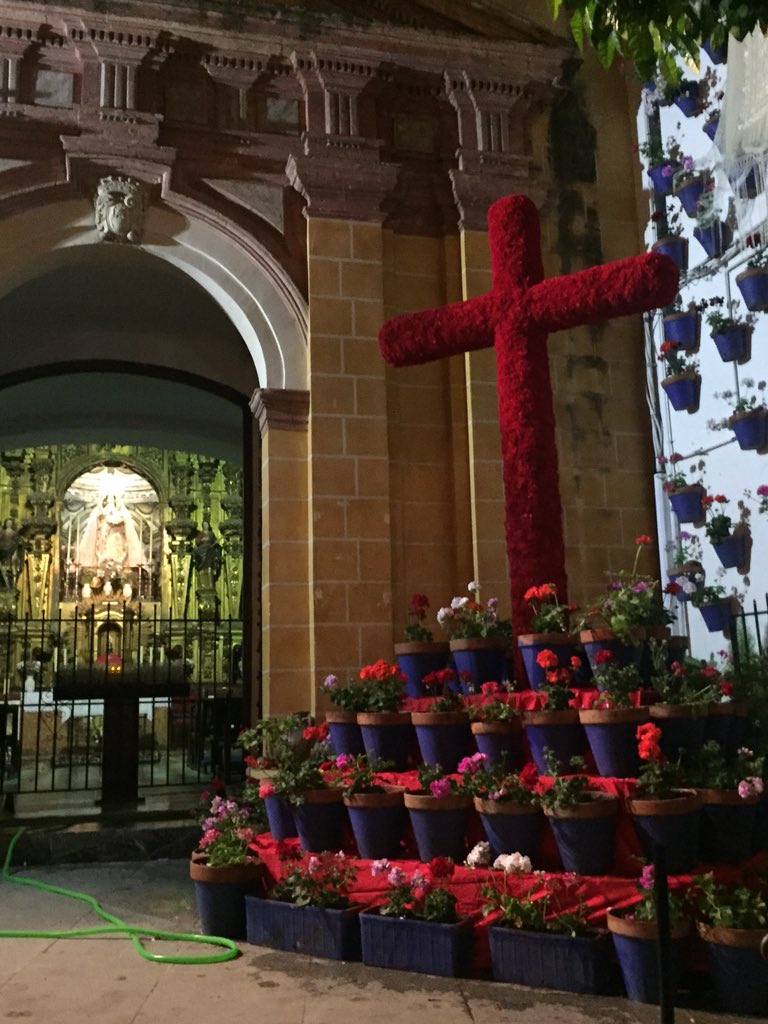 Ya se encuentra la cruz de nuestra hermandad del socorro preparada para comenzar las fiestas de mes de mayo.