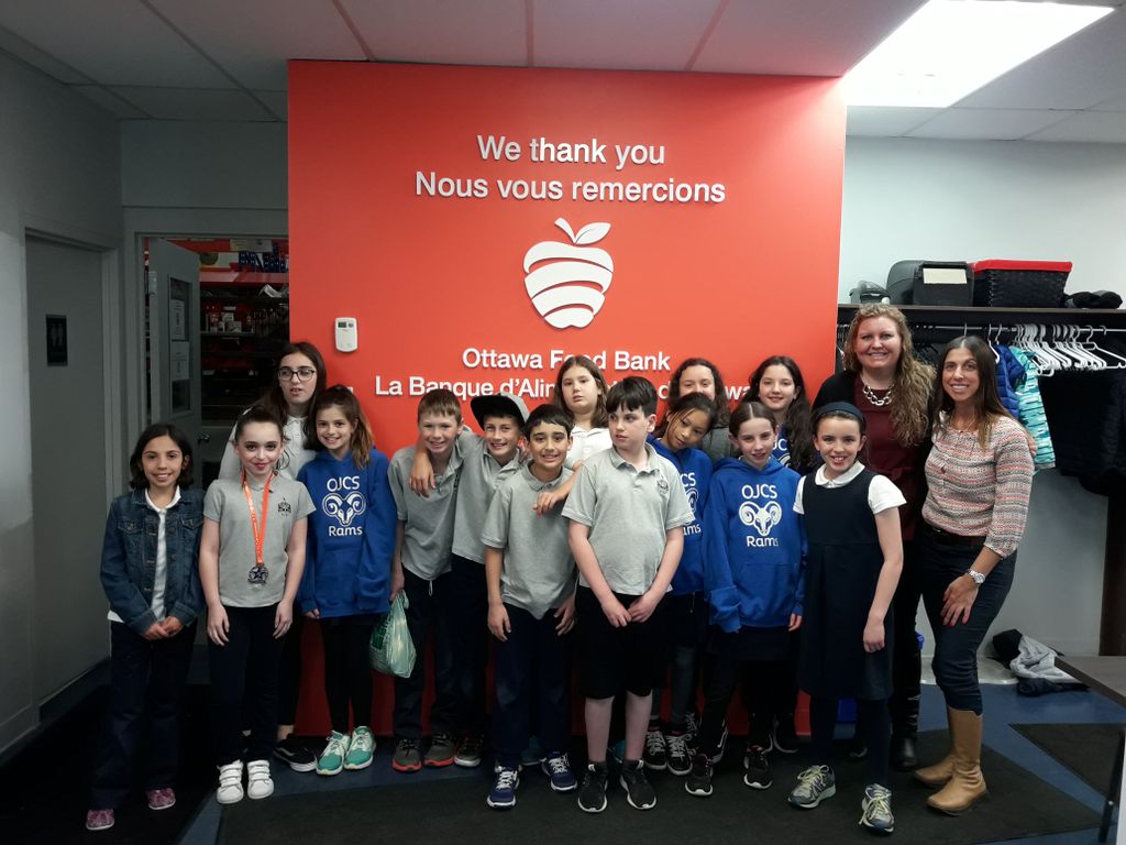 The_OJCS's tweet photo. #Grade5 students at the #Ottawafoodbank, giving back #OJCS #THEOJCS #jewisheducation #Ottawa https://t.co/47apKAbjfT