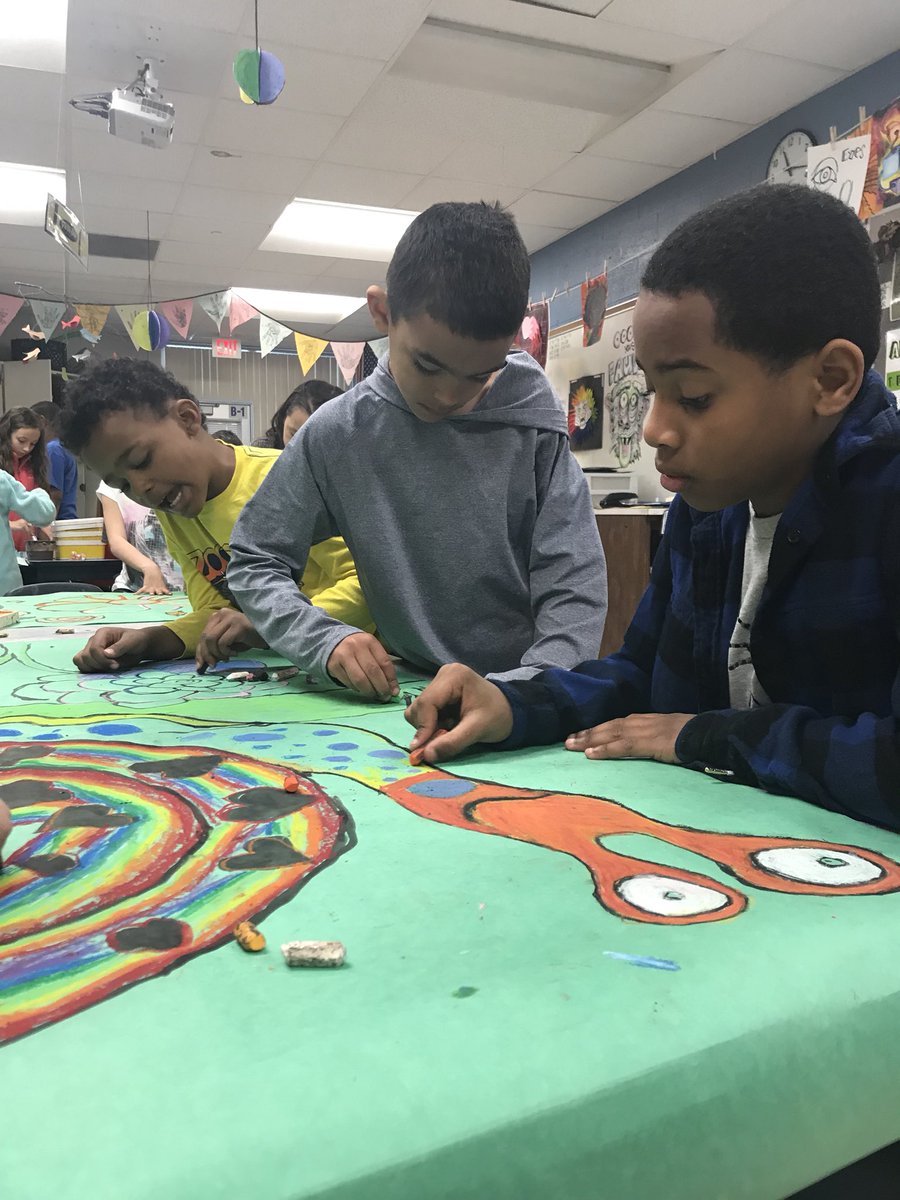 WegSpecials's tweet photo. Today was all about COLLABORATION! @Zambo4th Grade Artists helped 2nd Grade and @weginkaY5K Artists work on pieces for the upcoming Art and Music Show! #wegienkawildcat #whyWBSD https://t.co/lfnUAxNfhD