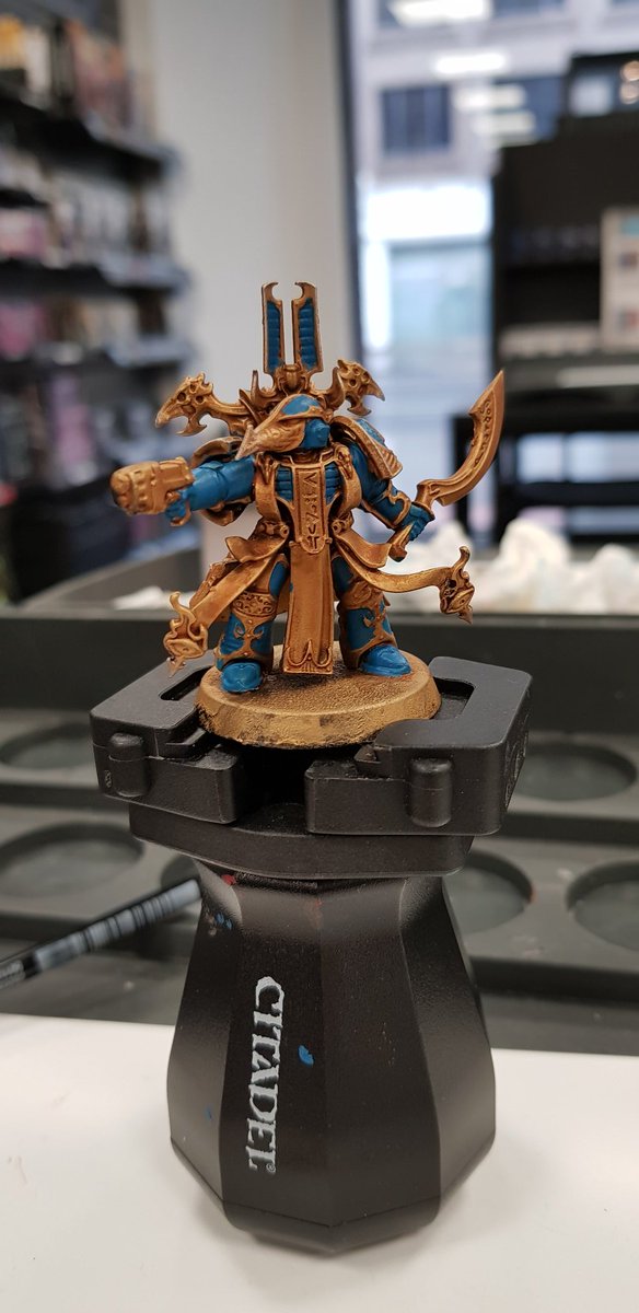Red_Magician42's tweet photo. So, my Chaos Sorcerer. I first sprayed him in chaos black, then in retributer armour gold. I shaded him with riekland fleshshade. Add sigmarite to catch on raised areas and the edge high light with necron compund. began painting the armour in thousand sons blue #paintingwarhammer https://t.co/gRPtbNcBU2