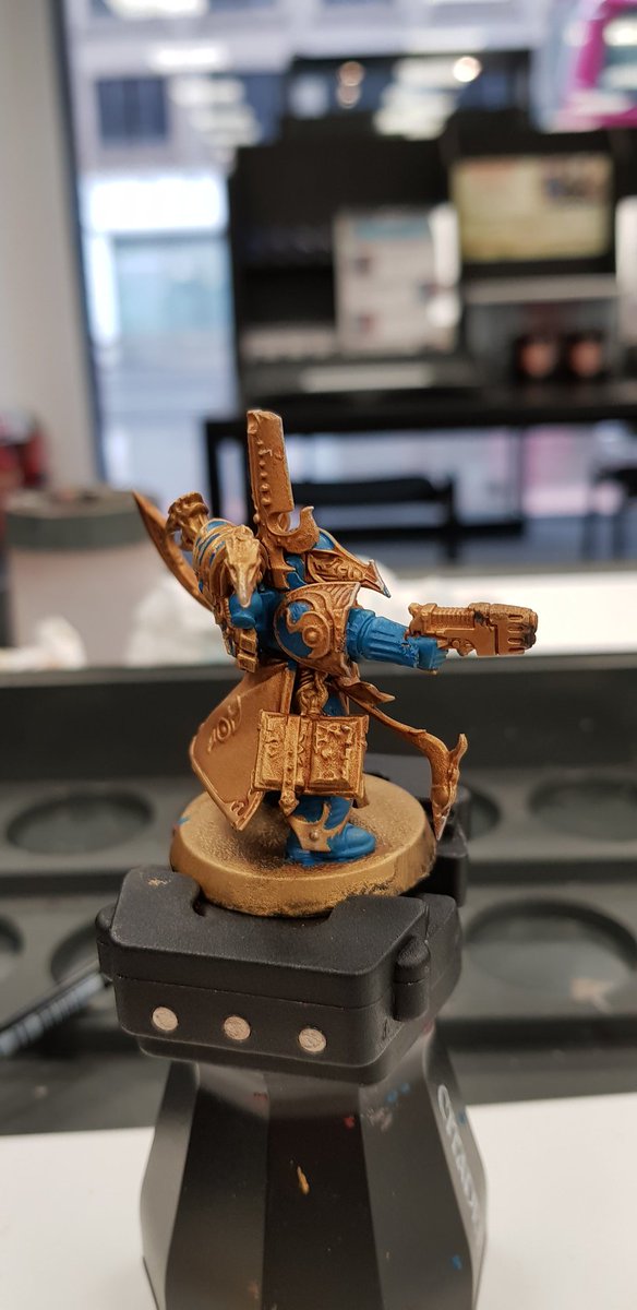 Red_Magician42's tweet photo. So, my Chaos Sorcerer. I first sprayed him in chaos black, then in retributer armour gold. I shaded him with riekland fleshshade. Add sigmarite to catch on raised areas and the edge high light with necron compund. began painting the armour in thousand sons blue #paintingwarhammer https://t.co/gRPtbNcBU2