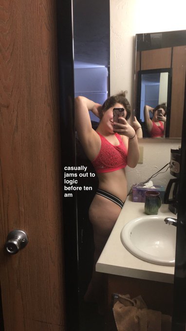Carmen - In need of attention, lets snapchat https://t.co/Dt7Fqv3h1w https://t.co/S8oR6WPRcm