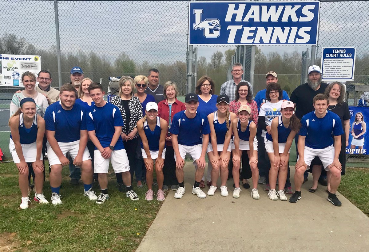 laruecohawks's tweet image. Solid group of tennis seniors and families.