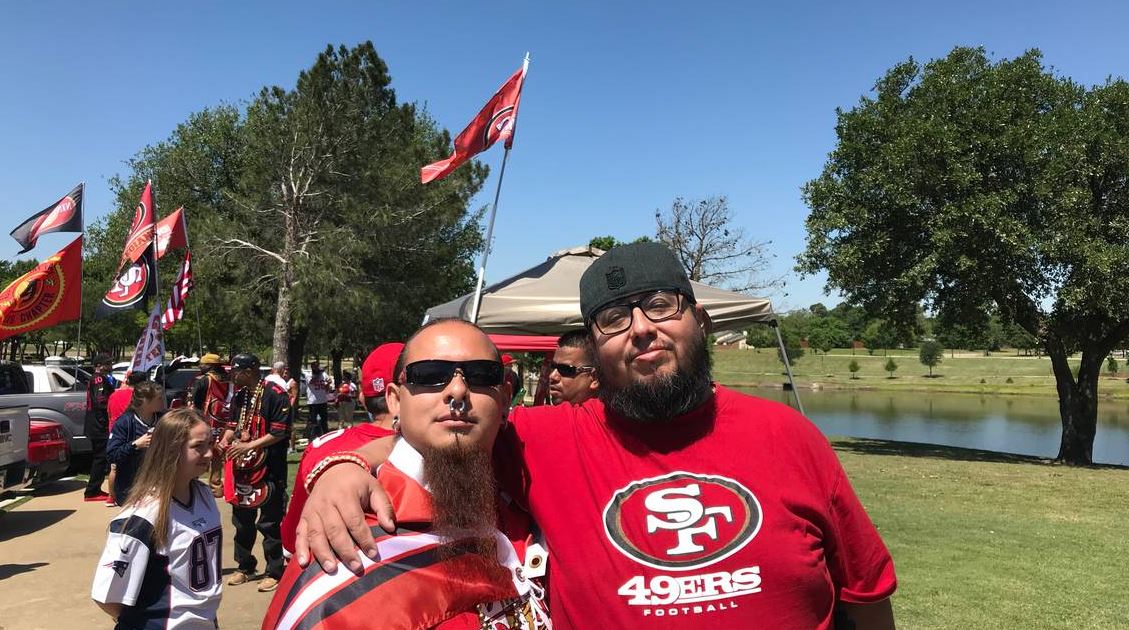 ACitizenJournal's tweet photo. #NFL fans flock together in #ArlingtonTX. #nfldraft2018

https://t.co/WAiXblZsby https://t.co/bIX0fUEGcD
