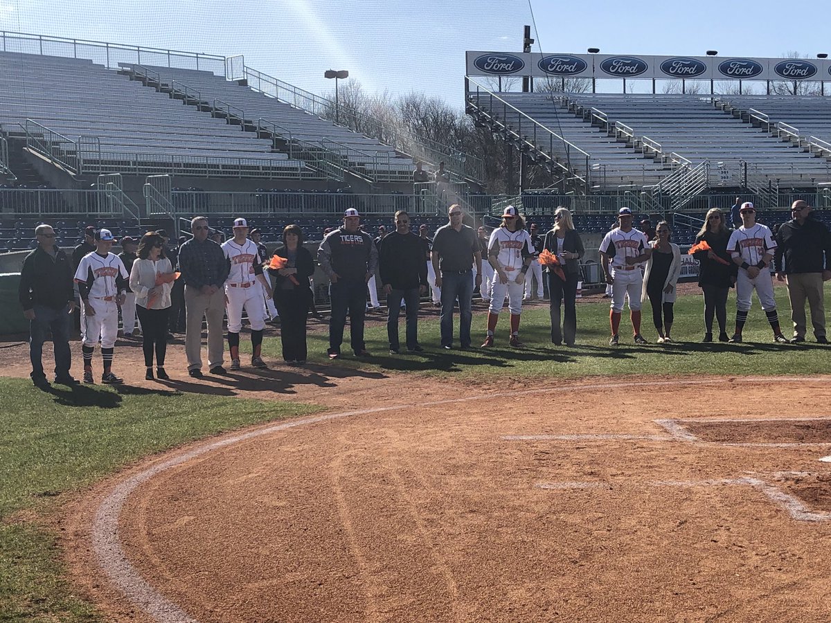 HowlandLocal's tweet photo. Congrats to our 2018 Senior Baseball Players!! Good luck vs Boardman at Eastwood Field tonight! @HowlandHigh https://t.co/MF9ZuC24Lb
