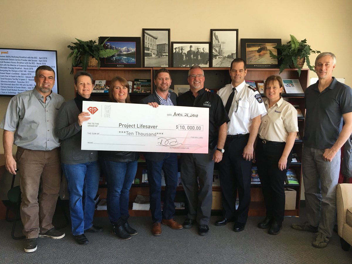 LifesaverSimcoe's tweet photo. Thank you to the generosity of the Guys That Give Group!! Project Lifesaver received a $10,000 donation today! #guysthatgive @krishughston @SimcoeNews @SeniorHelpersCA @BarriePolice @piggybankmktg @CoberSolutions #georgianbaysearchandrescue  @Rock95Barrie https://t.co/CrOuMez6lQ