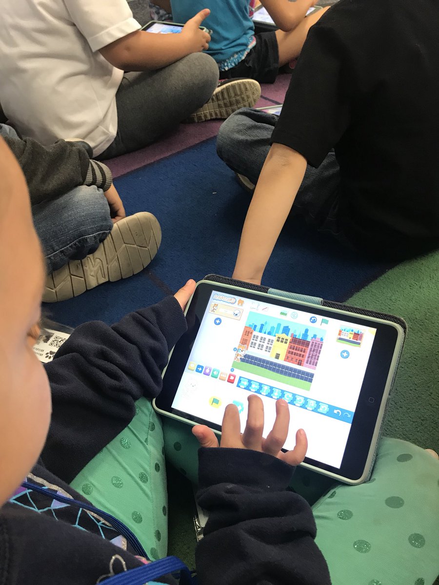 caridenny123's tweet image. Our friend @annkozma723 is teaching us all about @ScratchJr🐱📱 #CodinginKinder #iteachk #k2cantoo #WCWildcatPride @WoodcrestFSD