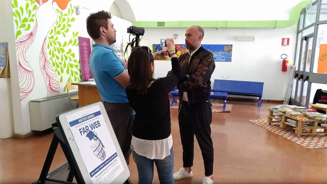 PaolaGigante62's tweet image. Oggi alla nostra #CasadelleDonne di #Terni @matteograndi e il suo libro #FarWeb il lato oscuro dei social @TerniDonne @CarMa_77 @alescarlet