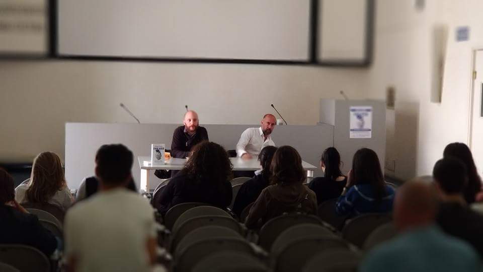 PaolaGigante62's tweet image. Oggi alla nostra #CasadelleDonne di #Terni @matteograndi e il suo libro #FarWeb il lato oscuro dei social @TerniDonne @CarMa_77 @alescarlet