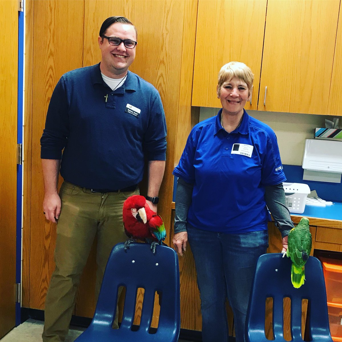 _NGash95_'s tweet photo. After learning about the tropical rainforest, I had my old boss at @birdsofparadiseks come and share with my class about these amazing animals. #edshocks #studentteaching #tropicalrainforest https://t.co/bDidvuKQFg