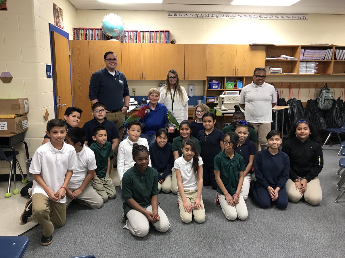 _NGash95_'s tweet photo. After learning about the tropical rainforest, I had my old boss at @birdsofparadiseks come and share with my class about these amazing animals. #edshocks #studentteaching #tropicalrainforest https://t.co/bDidvuKQFg