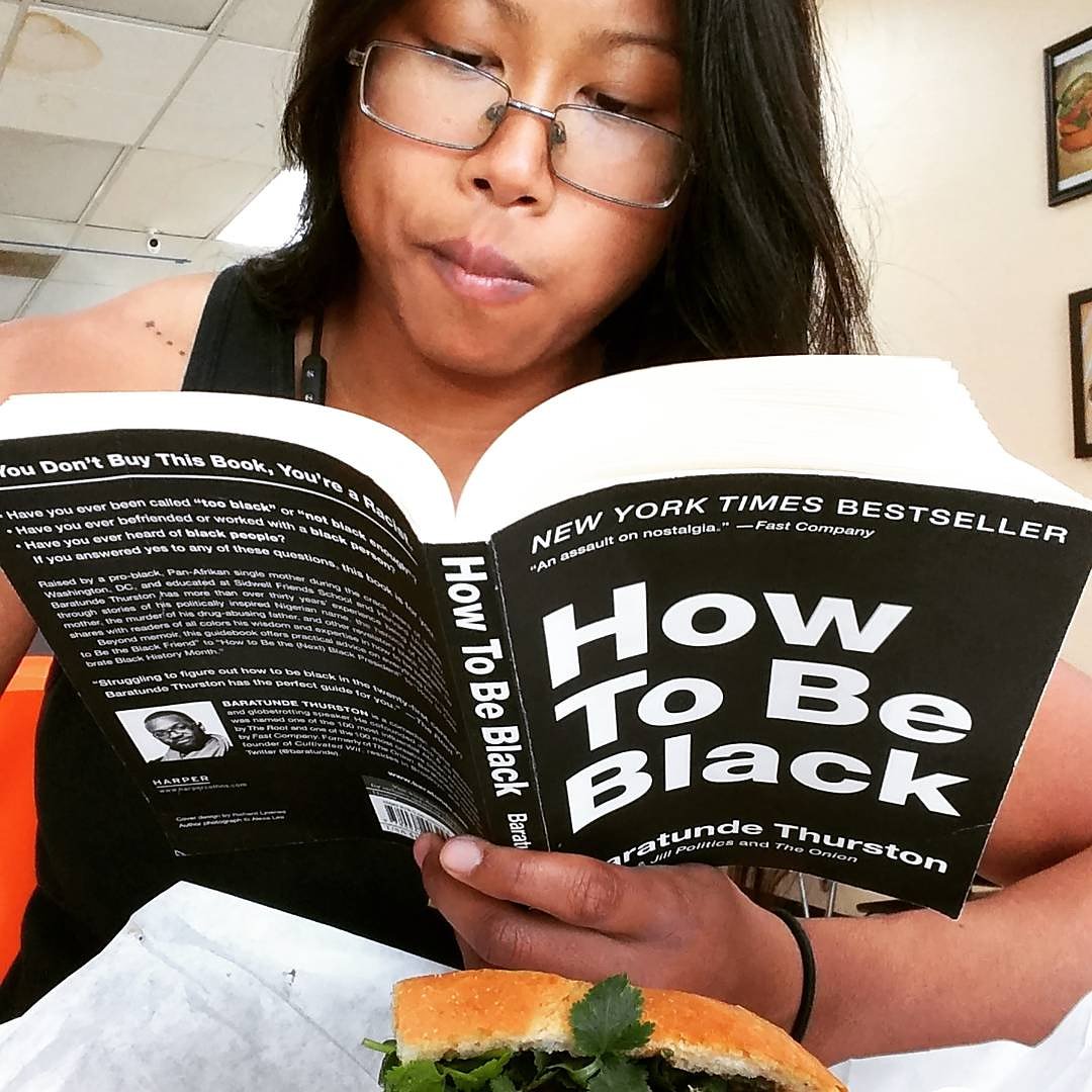 SavannahEm1's tweet image. This book is hilARRRIOUS!! and insightful at the same time. I dig that shit. &quot;How To Be Black&quot;. As an MMA fighter, it&apos;s vital to supplement your hood-ness. Most effective with a side of Banh Mi 📖🍴✊
#howtobeblack #baratundethurston #newyorktimesbestseller #banhmi #goodreads