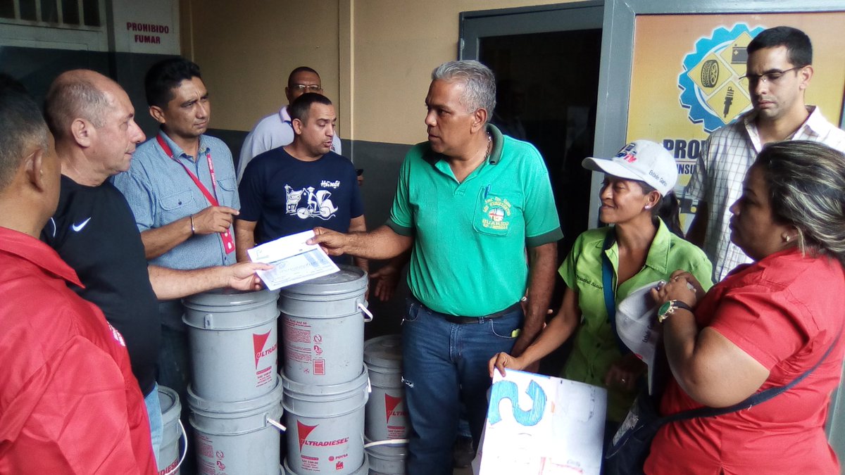 DTransporteG's tweet photo. #EnFotos: Gral Goncalve Secretario Gral de gobierno de #Guárico presidió Jornada de venta de lubricantes a profesionales del volante a través del Organismo superior estadal del transporte, dando cumplimiento a las políticas del @TransporteGobVe y del Gobernador @josemvasquez https://t.co/aKoW1osDBk