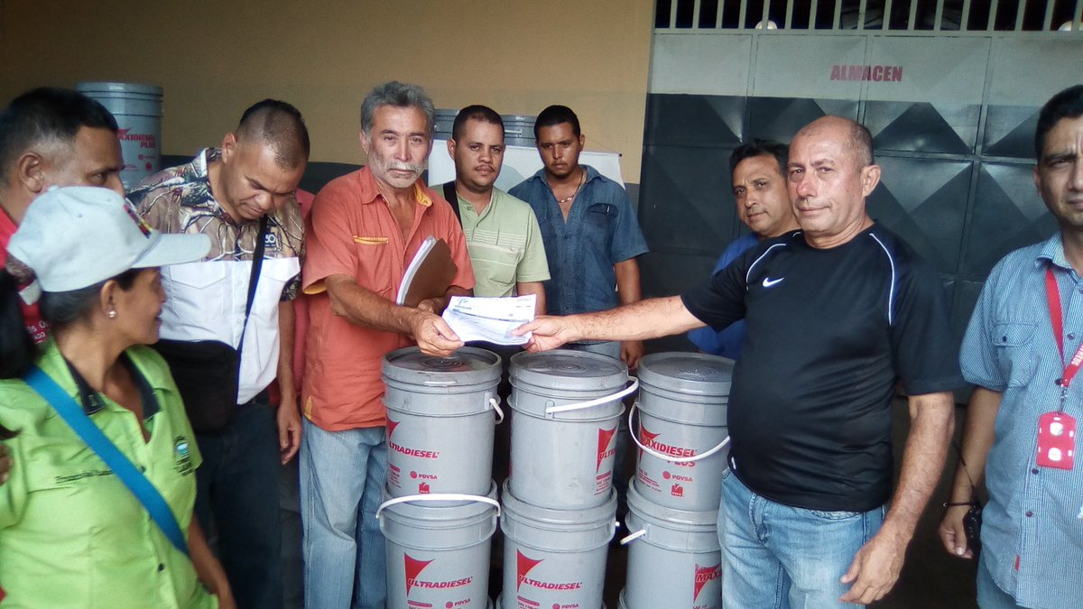 DTransporteG's tweet photo. #EnFotos: Gral Goncalve Secretario Gral de gobierno de #Guárico presidió Jornada de venta de lubricantes a profesionales del volante a través del Organismo superior estadal del transporte, dando cumplimiento a las políticas del @TransporteGobVe y del Gobernador @josemvasquez https://t.co/aKoW1osDBk