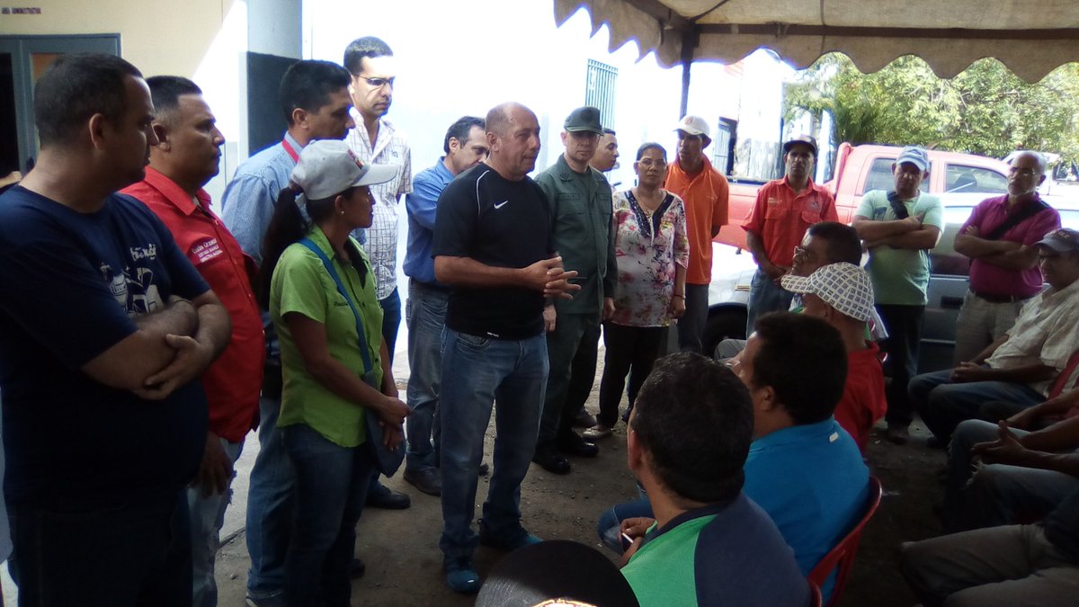 DTransporteG's tweet photo. #EnFotos: Gral Goncalve Secretario Gral de gobierno de #Guárico presidió Jornada de venta de lubricantes a profesionales del volante a través del Organismo superior estadal del transporte, dando cumplimiento a las políticas del @TransporteGobVe y del Gobernador @josemvasquez https://t.co/aKoW1osDBk