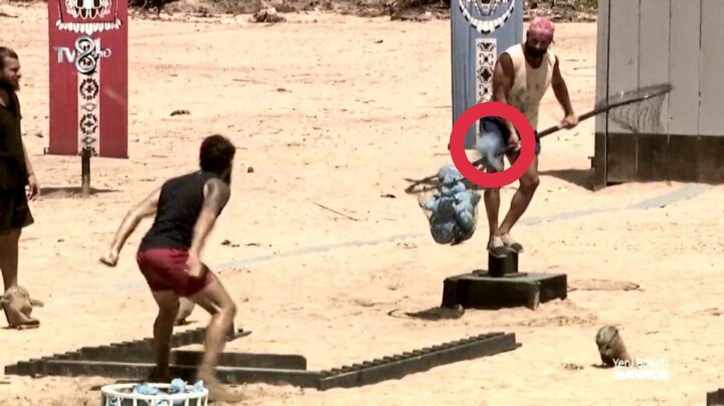 Anıl'dan şok eden hareket! Kum torbasını rakibinin kafasına fırlattı... 
#Survivor2018