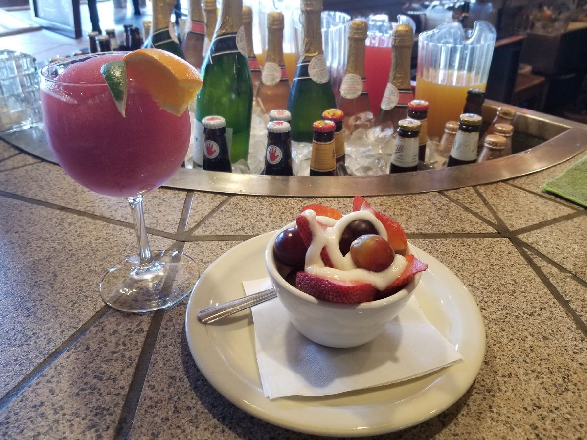 candlelightsatx's tweet photo. Celebrate fiesta at Candlelight with our Pepperoni flatbread pizza with grilled Jalapeรฑos. Enjoy this Special with our refreshing Vino Frappe. #fiestaspecial #vinofrappe #candlelight #pepperoniflatbread https://t.co/XVEGK1GuDV