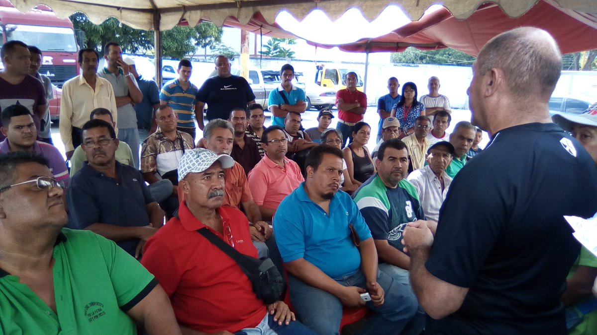 DTransporteG's tweet photo. Cumpliendo con las políticas implementadas por el M/G Osorio a través del @TransporteGobVe y el Gobernador @josemvasquez, el Organo Superio de Transporte realiza Jornada de venta de lubricantes a los transportistas de #Guárico en trabajo conjunto con #MBSPTV. @SibciGuarico https://t.co/lrBYt9kHtT