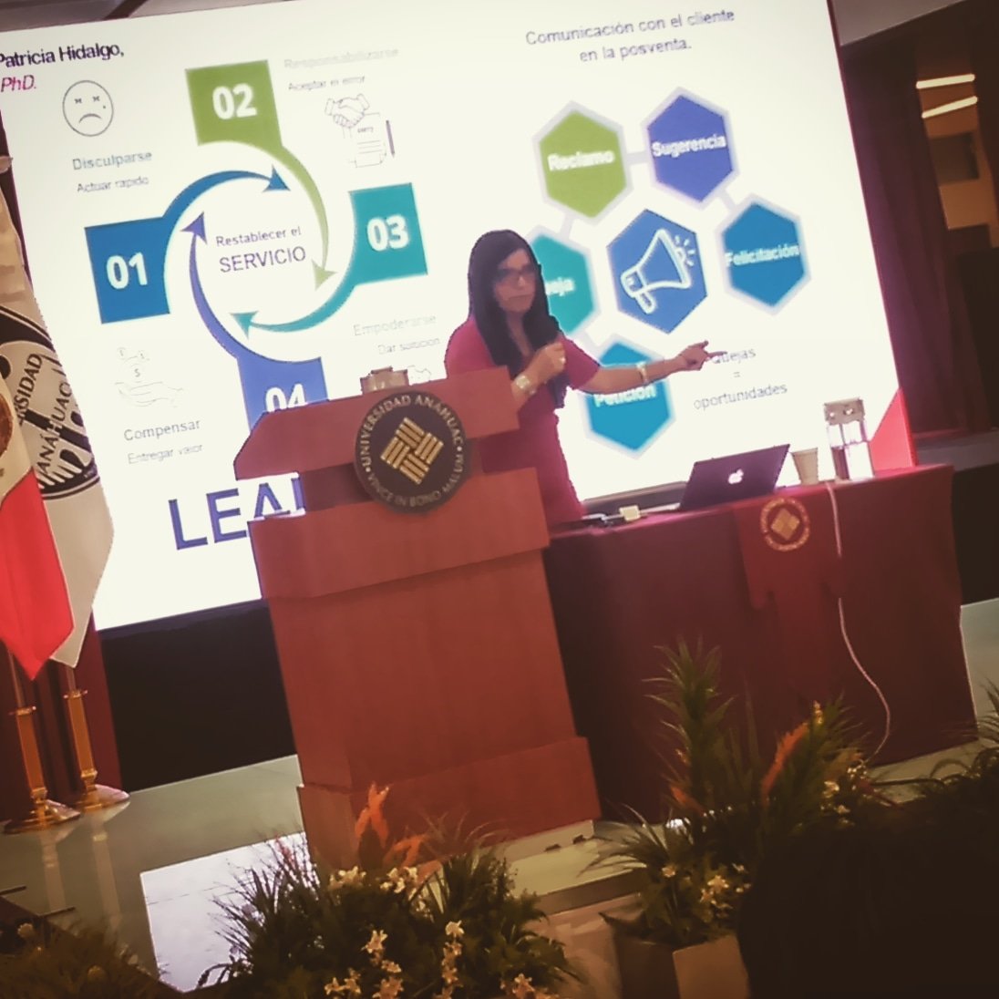 JhonnStrange's tweet photo. "Es mejor ganar un fan que un cliente" - Patricia Hidalgo #YoDirCom #2CongresoDirCom #Presencia https://t.co/aunTiHDi3p