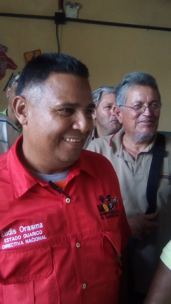 DTransporteG's tweet photo. Eudes Orasma, vocero nacional del Movimiento Bolivariano Sindical de Transportistas profesionales de Venezuela agradeció al gobierno del Pdte @NicolasMaduro y del Gobernador @josemvasquez por la Jornada de venta de lubricantes a sus agremiados @SibciGuarico @Fontur_Oficial https://t.co/Va79zp10Mh