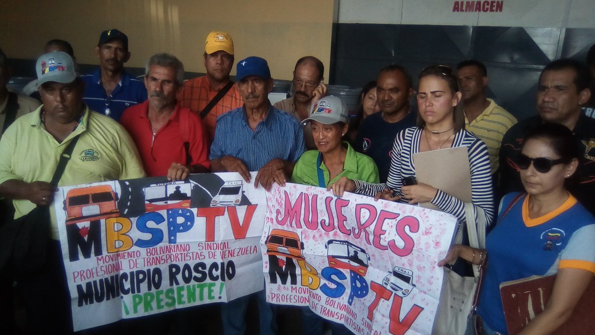 DTransporteG's tweet photo. Eudes Orasma, vocero nacional del Movimiento Bolivariano Sindical de Transportistas profesionales de Venezuela agradeció al gobierno del Pdte @NicolasMaduro y del Gobernador @josemvasquez por la Jornada de venta de lubricantes a sus agremiados @SibciGuarico @Fontur_Oficial https://t.co/Va79zp10Mh