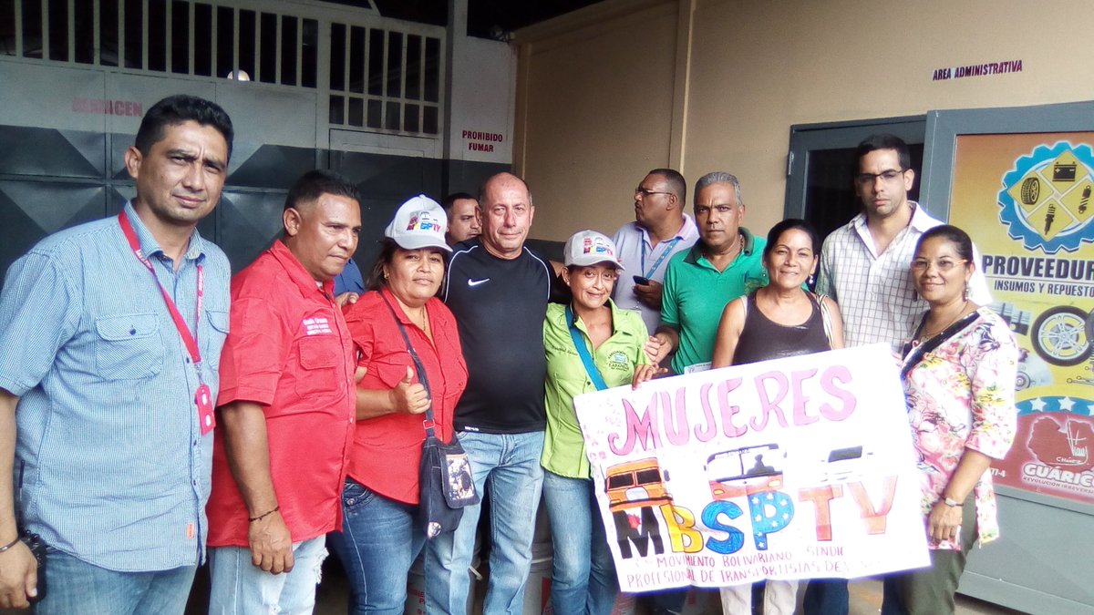 DTransporteG's tweet photo. Eudes Orasma, vocero nacional del Movimiento Bolivariano Sindical de Transportistas profesionales de Venezuela agradeció al gobierno del Pdte @NicolasMaduro y del Gobernador @josemvasquez por la Jornada de venta de lubricantes a sus agremiados @SibciGuarico @Fontur_Oficial https://t.co/Va79zp10Mh