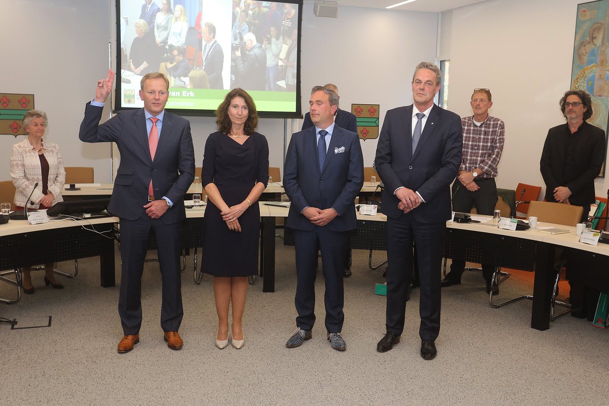 Het officiële moment, het afleggen van de eed bij de benoeming tot wethouder van de gemeente #Hillegom. Ik heb er zin in om samen met Karin, Jan en Anne en met steun van onze burgemeester Arie aan de slag te gaan. Maar ook bedank ik Jeroen en Annechien voor de afgelopen jaren!