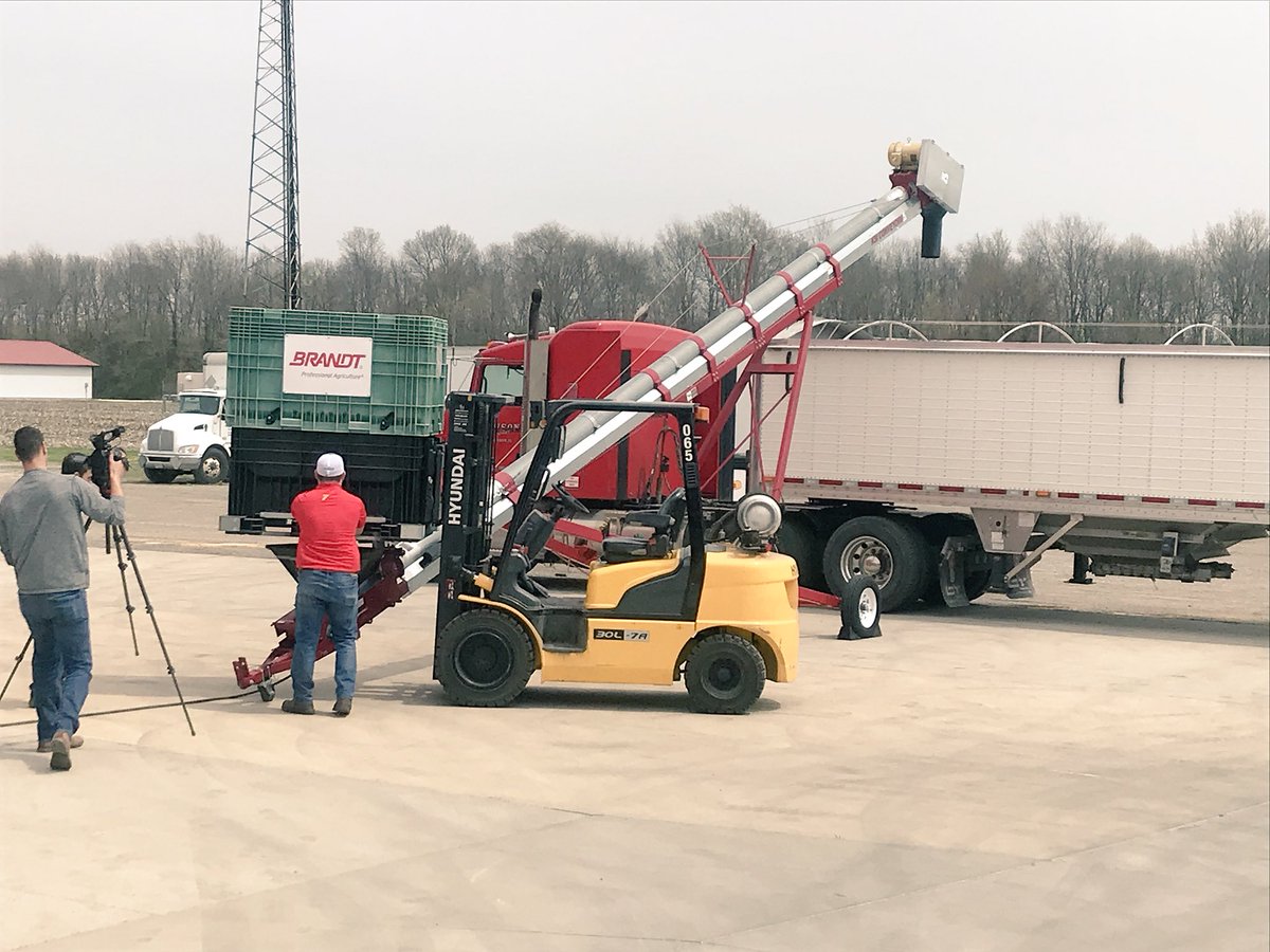 JackiLanglois's tweet photo. Thank you to @BRANDT_co for letting the @MonsantoBioAg team utilize your state of the art facilities and models for a photo shoot. Can’t wait to share the final product! #QuickRoots #Plant18 #Acceleron #SeedAppliedSolutions https://t.co/c0Kr485Wul
