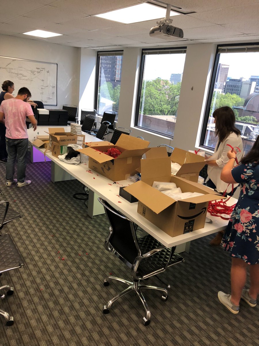 BoundlessNetwk's tweet photo. Check out the welcome kit we've put together for our friends at @CasaMarianella1 as part of our #BoundlessCares program! We're happy to help them provide support to recently arrived refugees and immigrants. #BeBoundless #BoundlessCares https://t.co/QR6DRbpsZt https://t.co/MejdPIwCjO