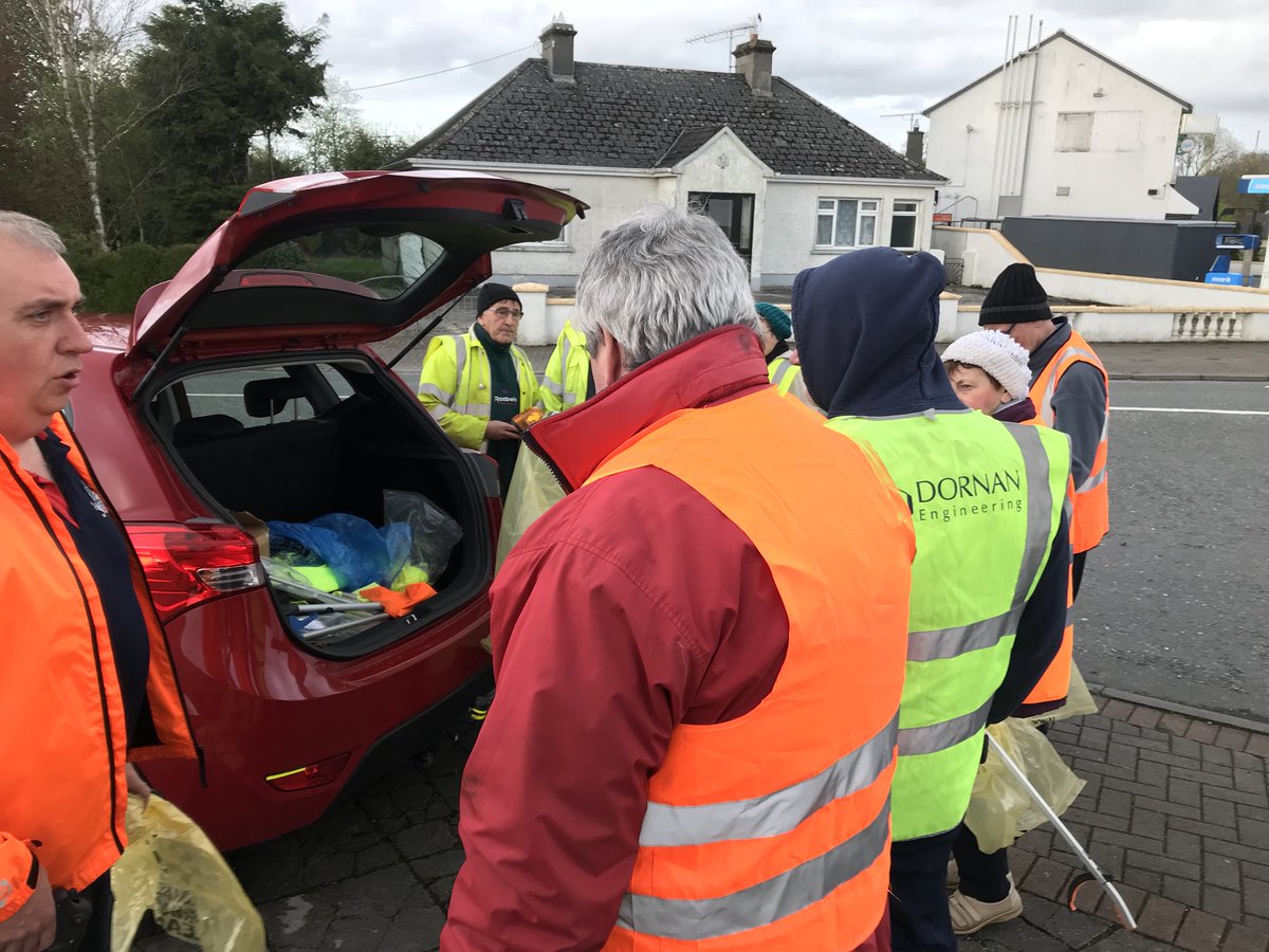 TidyBallyleague's tweet photo. Ballyleague Tidy Towns volunteers took part in a litter pick on Strokestown road in the village this evening. 2 trailer loads of rubbish gathered, much of which could have been recycled. Well done to all the team & to the residents who helped out @NationalSpringC #SpringClean18 https://t.co/vO03J3yr8l