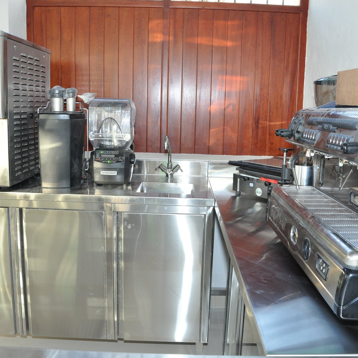 Inox_Kitchen's tweet photo. INOX helps you design your ideal snack & bar counter L-shape cupboard with bar equipment from hot Espresso to cold soft serve. Another side from Nablus Restaurant!
#InoxFactory #InoxMade #InoxDesign #LShapeCounter #HotCold #BarEquip #Ideal #Chef #Snack #Enjoy #Restau #LoveQatar https://t.co/ePqxgg8EM5